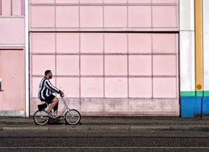  ciclista immortalato mentre pedala tranquillo,