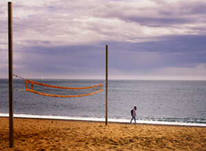 walking on the beach, play net, walking on the beach, play net,