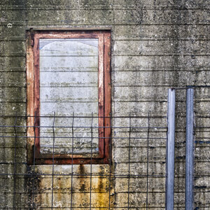 finestra con rete,degrado,