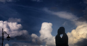 amanti che si baciano, bacio tra le nuvole,