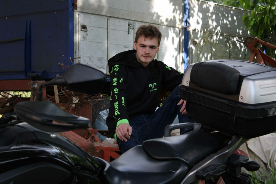 Motociclista con felpa protettiva moto Ariam