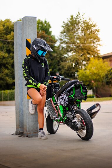 Ragazza con felpa moto e scooter elaborato