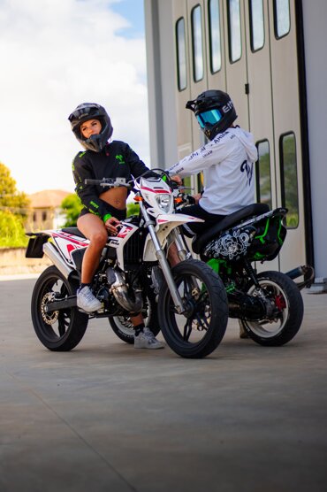 Motociclisti con felpa protettiva da moto