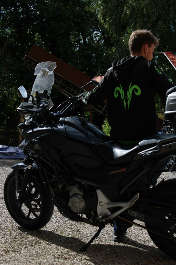 motociclista con felpa softshell ariam