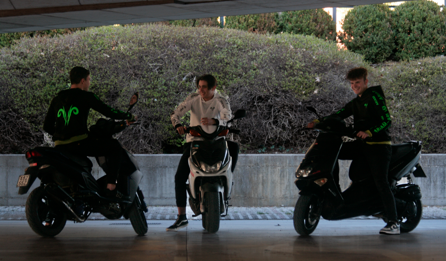 Gruppo di ragazzi su scooter con felpa moto Ariam
