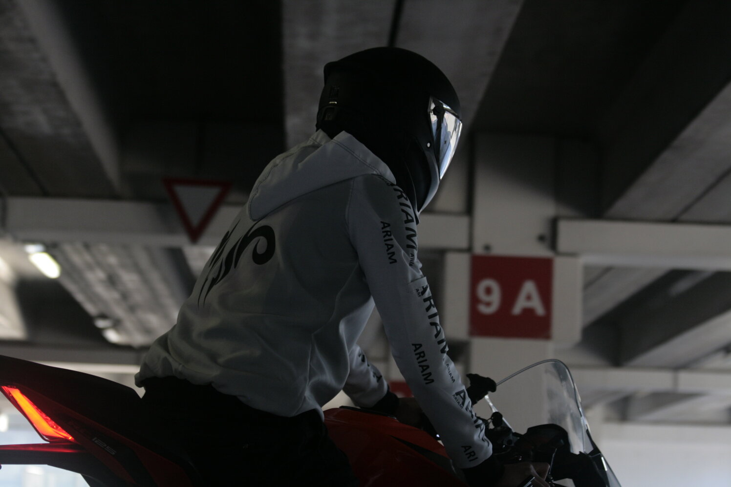 Motociclista con felpa omologata moto ARIAM