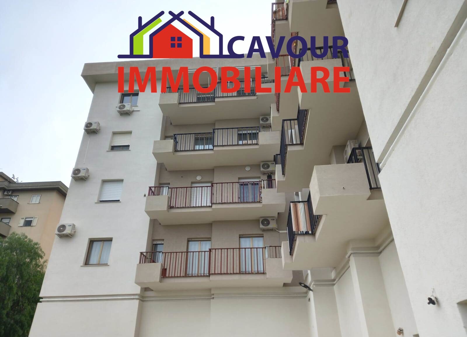 Luminoso Quadrilocale con Vista Panoramica Cantina e Garage