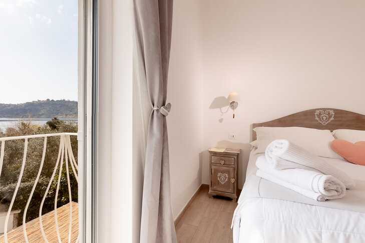 superior ruspoli vista lago e letto matrimoniale 1.jpeg