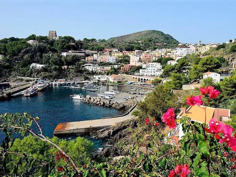 Beni culturali, una giornata particolare a... Ustica Beni culturali, una giornata particolare a... Ustica