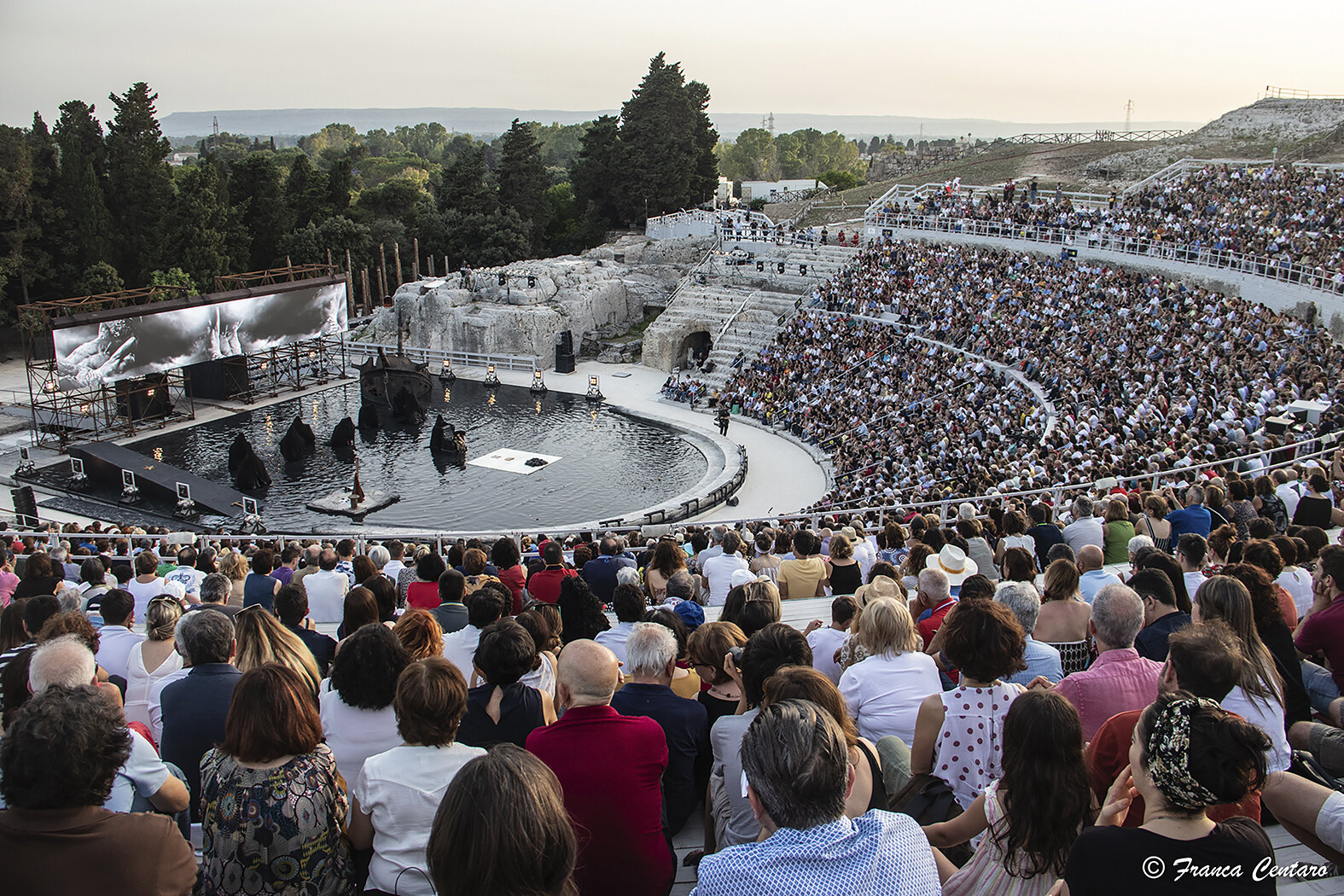 Il teatro tra luce e parola: registi e attori incontrano il pubblico