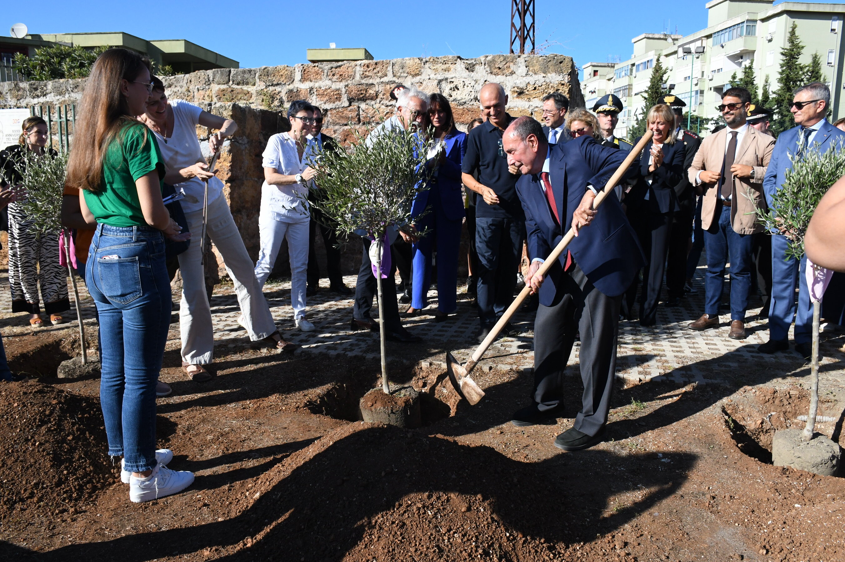 schifani-pianta-albero-commemorazione-don-pino-puglisi.jpeg schifani-pianta-albero-commemorazione-don-pino-puglisi.jpeg