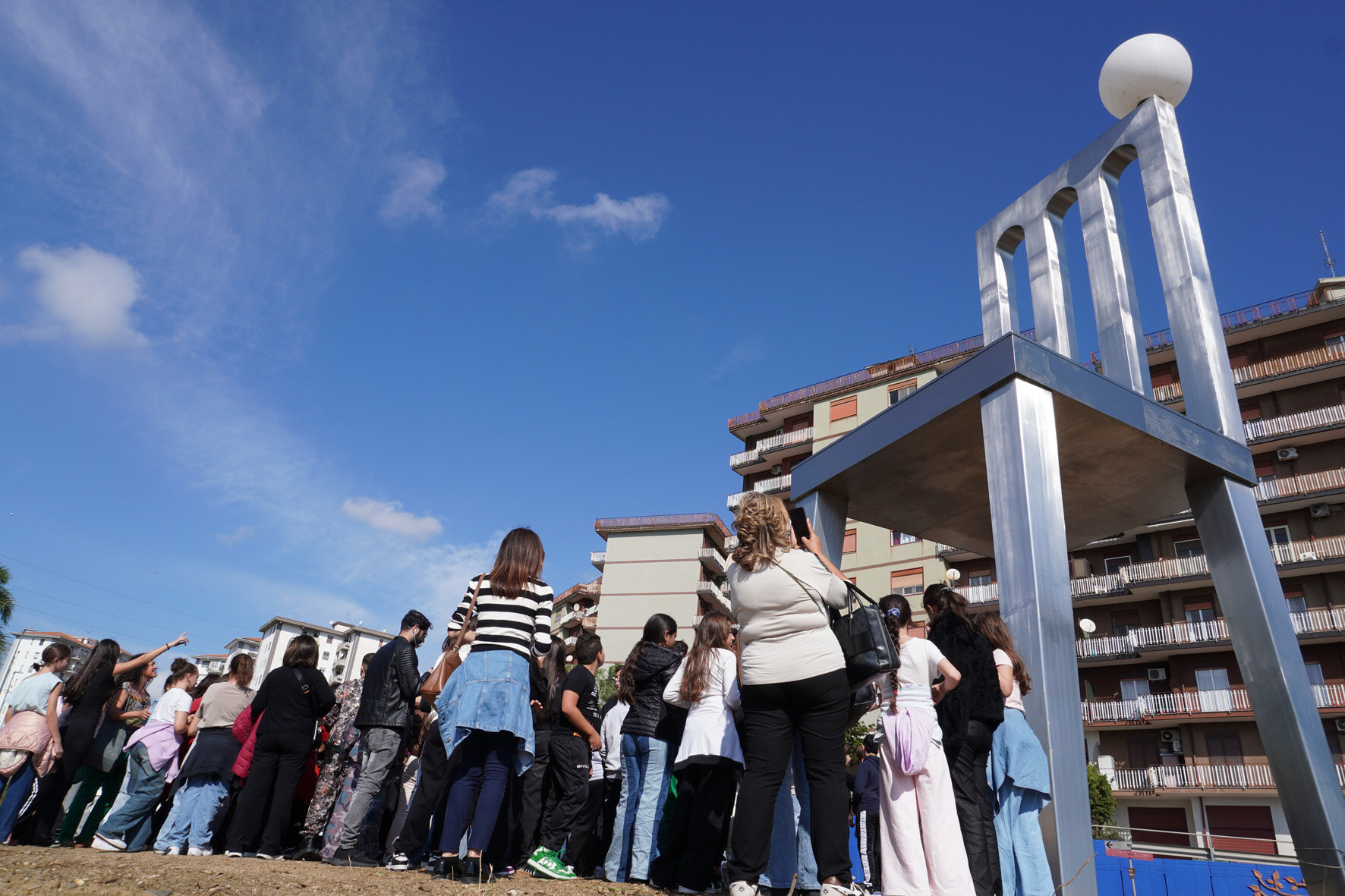 luna-sola.jpeg luna-sola.jpeg