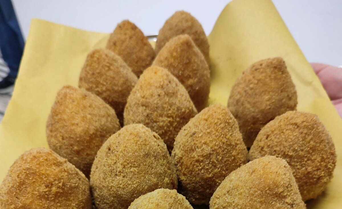 Un libro di Calogero Matina mette pace tra arancino e arancina