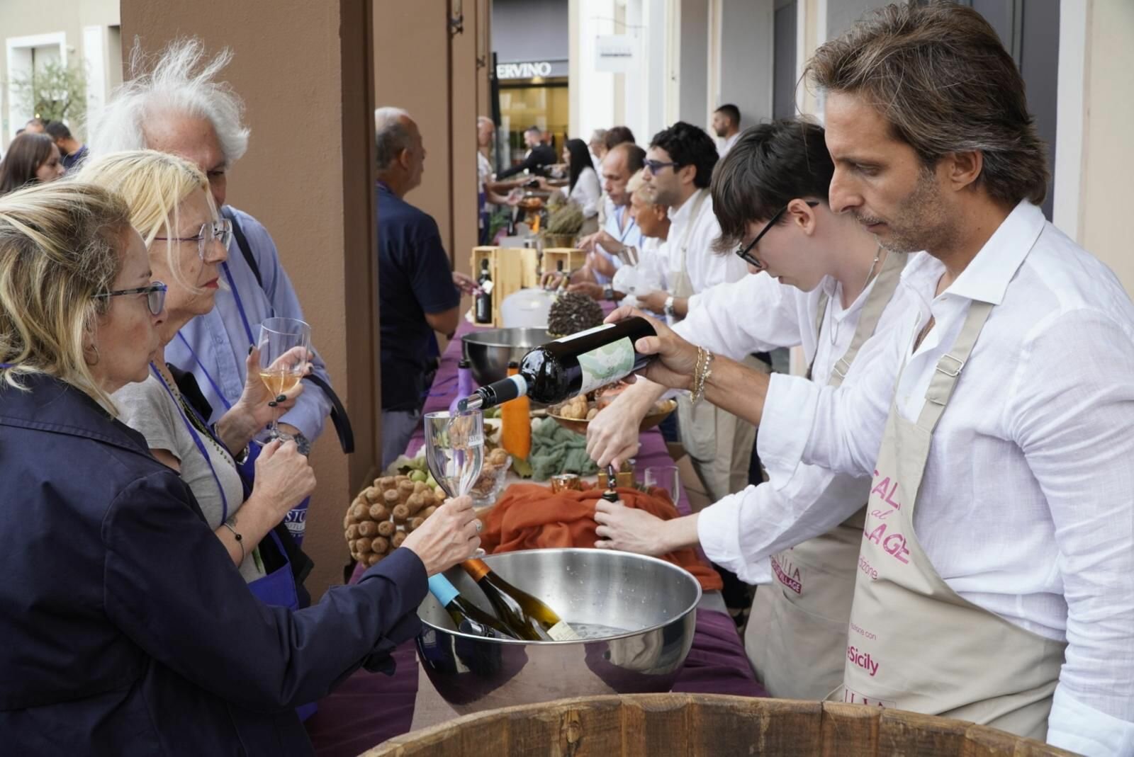 Calici al Village: i bianchi siciliani conquistano il pubblico