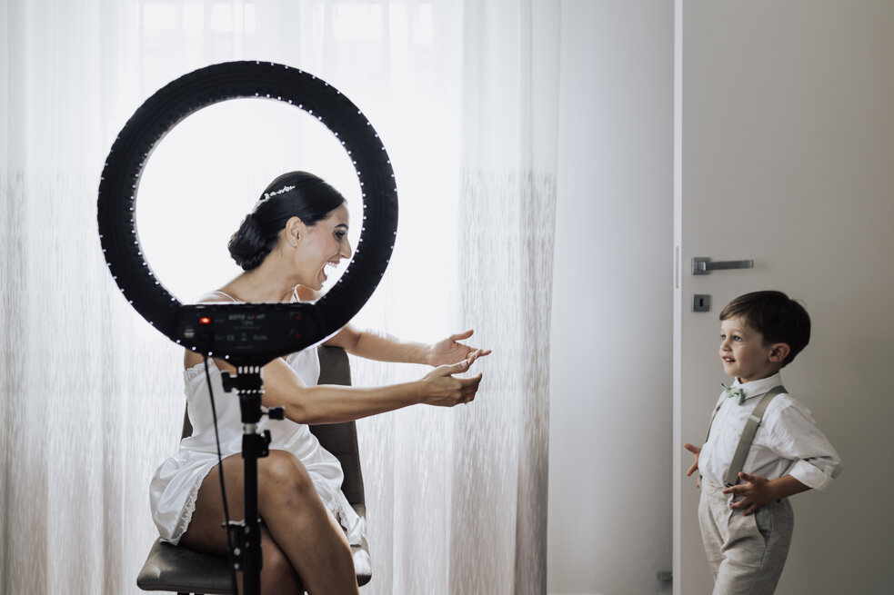 i preparativi della sposa in salento, attimo intimo prima della cerimonia i preparativi della sposa in salento, attimo intimo prima della cerimonia