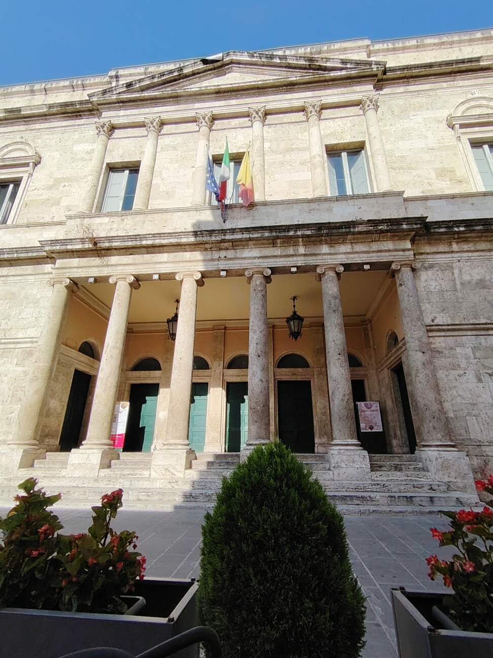 Foto del Giorno: Un Cappuccino Davanti Al Teatro
