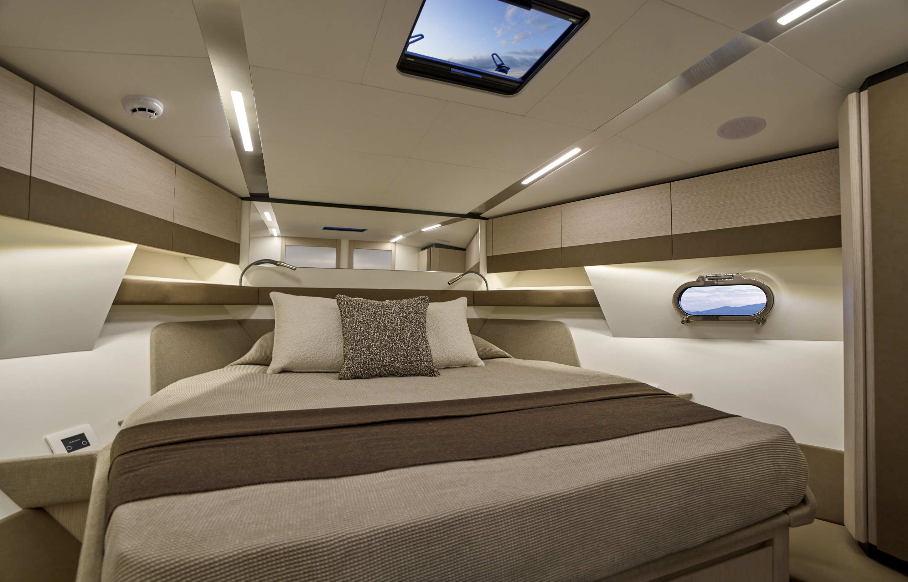 itama-54_interior_1.jpeg