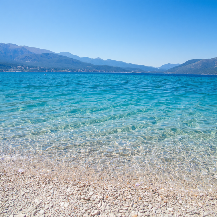 lido la gravara a barrea in provincia dell'aquila, abruzzo, italia, spiaggia sul lago di barrea, acque cristalline turchesi, spiaggia di ciottoli bianchi, montagne appenniniche sullo sfondo, parco nazionale d'abruz