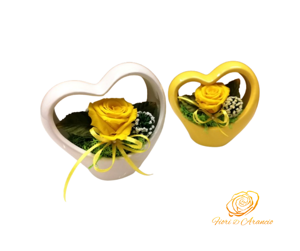 un-gesto-di-amore-rosa-gialla-nel-cuore-di-ceramica