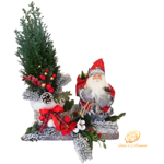 composizione-natalizia-con-babbo-natale-e-pinetto-su-vassoio-di-betulla