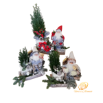 composizione-natalizia-con-babbo-natale-e-pinetto-su-vassoio-di-betulla