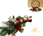 composizione-natalizia-con-babbi-natale-e-rose-stabilizzate