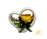 un-gesto-di-amore-rosa-gialla-nel-cuore-di-ceramica-medio
