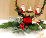 composizione-natalizia-con-babbi-natale-e-rose-stabilizzate