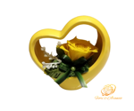 un-gesto-di-amore-rosa-gialla-nel-cuore-di-ceramica-medio