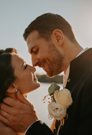 Sposi si guardano da vicino durante il servizio fotografico di matrimonio al tramonto