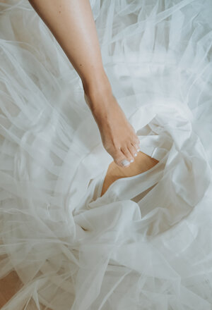 la sposa si prepara ad infilare l'abito a villa tuscolana