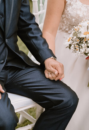 Dettaglio degli sposi durante il matrimonio a la collinetta eventi