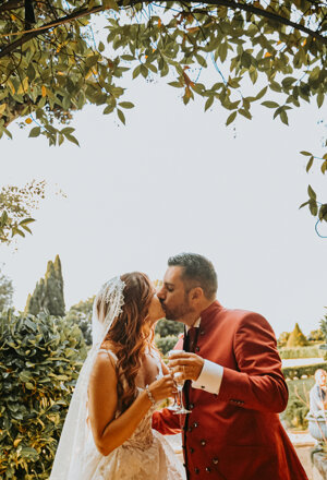 Bacio degli sposi durante il matrimonio a Villa Tuscolana