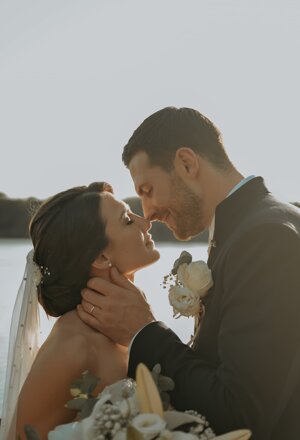 bacio durante il book degli sposi in chiesa la sorresca a sabaudia 