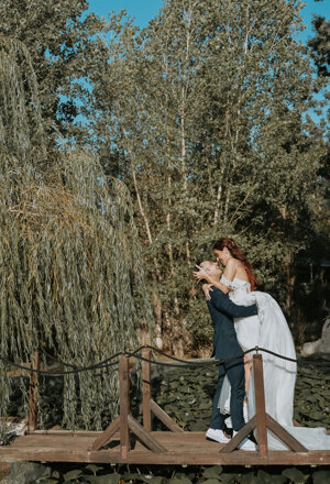 lo sposo prende la sposa e l'abbraccia a villa zani
