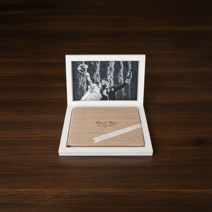Album fotografico di matrimonio con copertina personalizzata, custodito in un cofanetto aperto