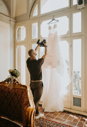 simone angileri riprende l'abito della sposa appeso a villa tuscolana