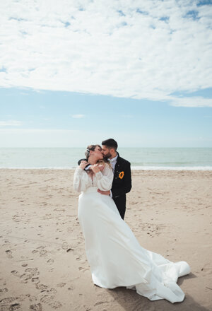 Sposi abbracciati sulla spiaggia durante il servizio fotografico di matrimonio