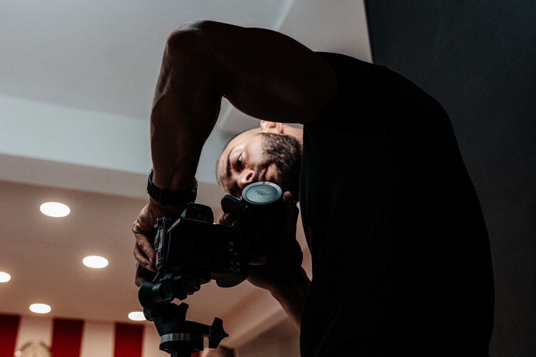 Videomaker al lavoro con la videocamera su stabilizzatore durante una ripresa