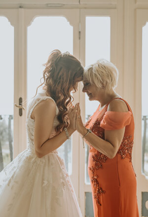 sposa abbraccia la mamma a villa tuscolana