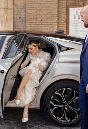 la sposa scende dall'auto in chiesa a trastevere