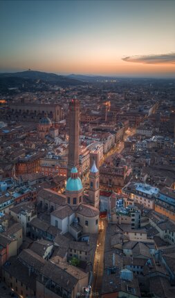 Panorama serale di Bologna con le Due Torri