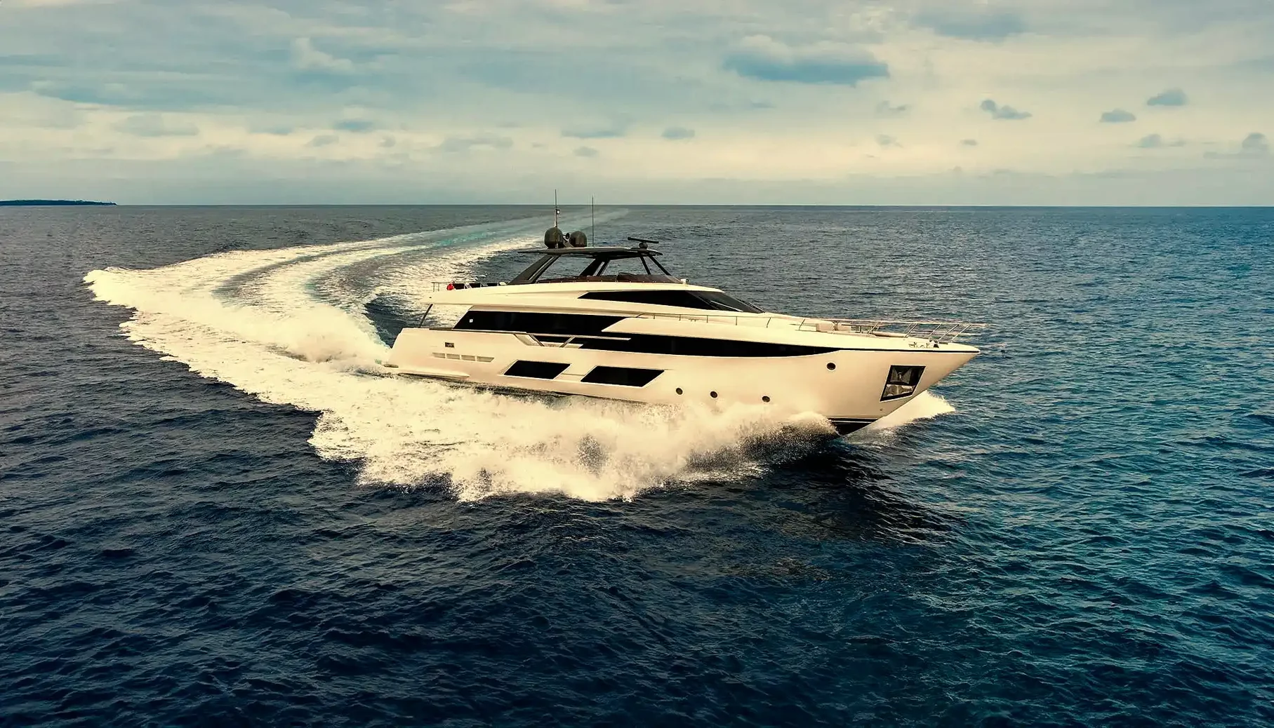 visual-element-motor-yacht-underway