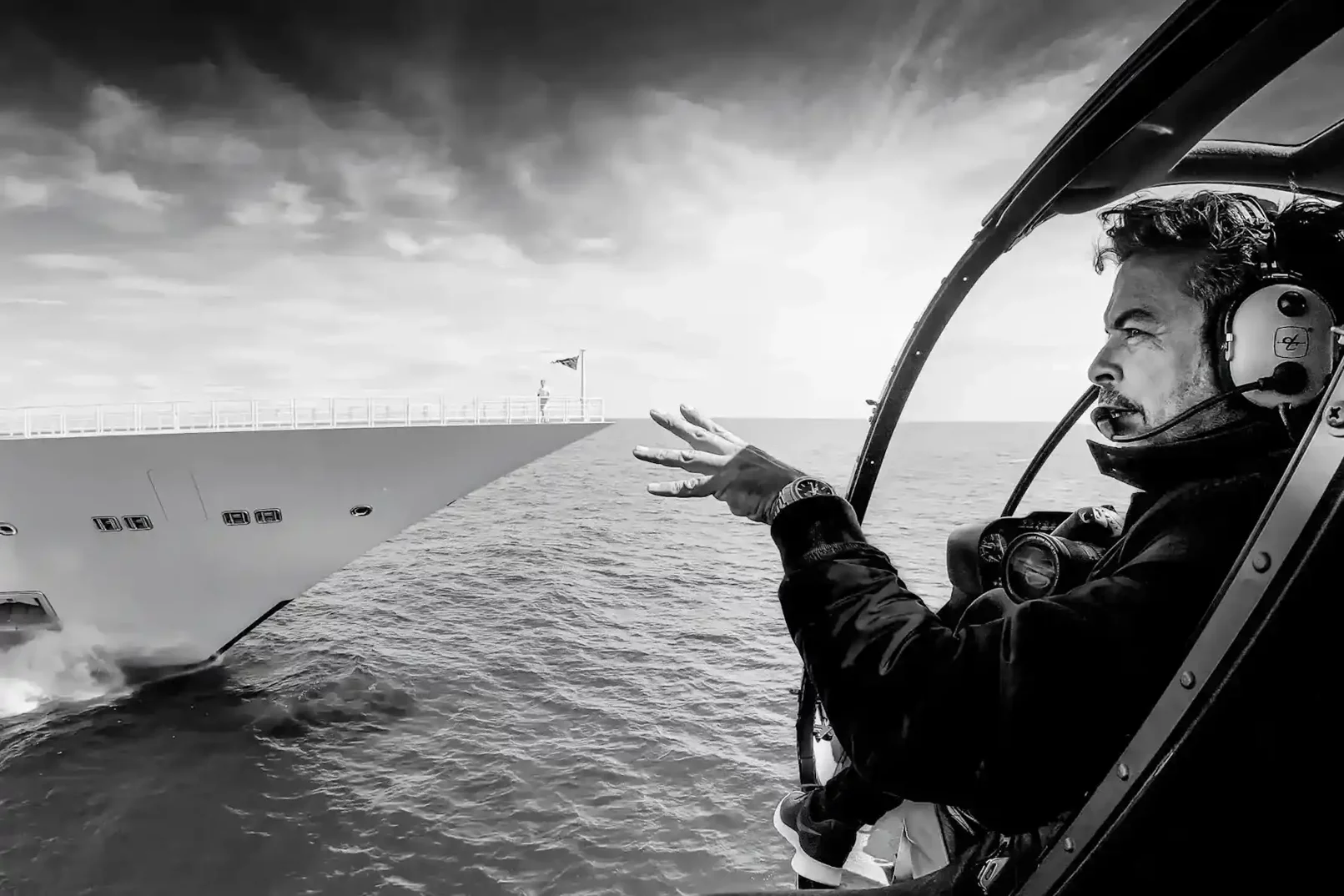 visual-element-yacht-from-elicopter visual-element-yacht-from-elicopter