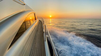 visual-element-yacht-underway