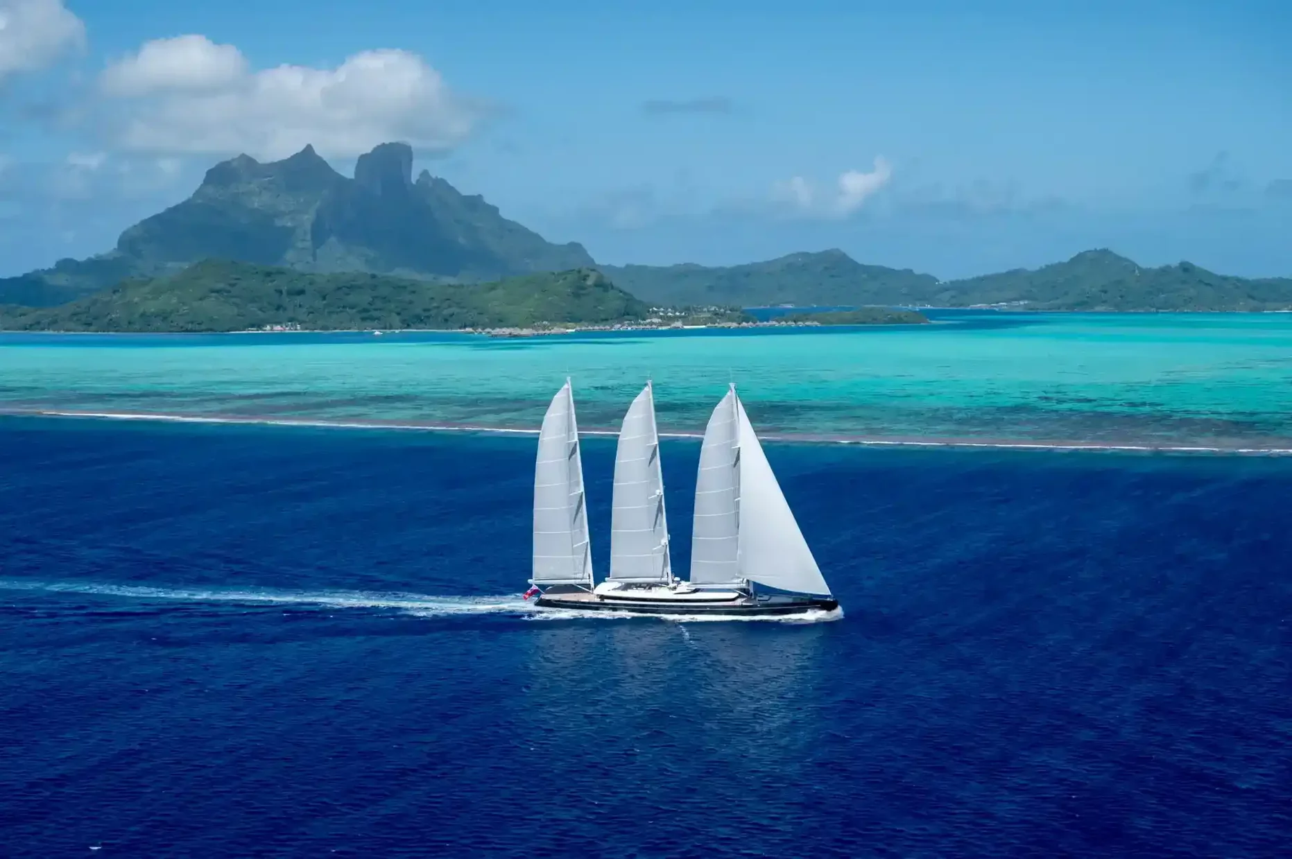 veliero-in-navigazione-vicino-alla-barriera-corallina-elemento-visuale