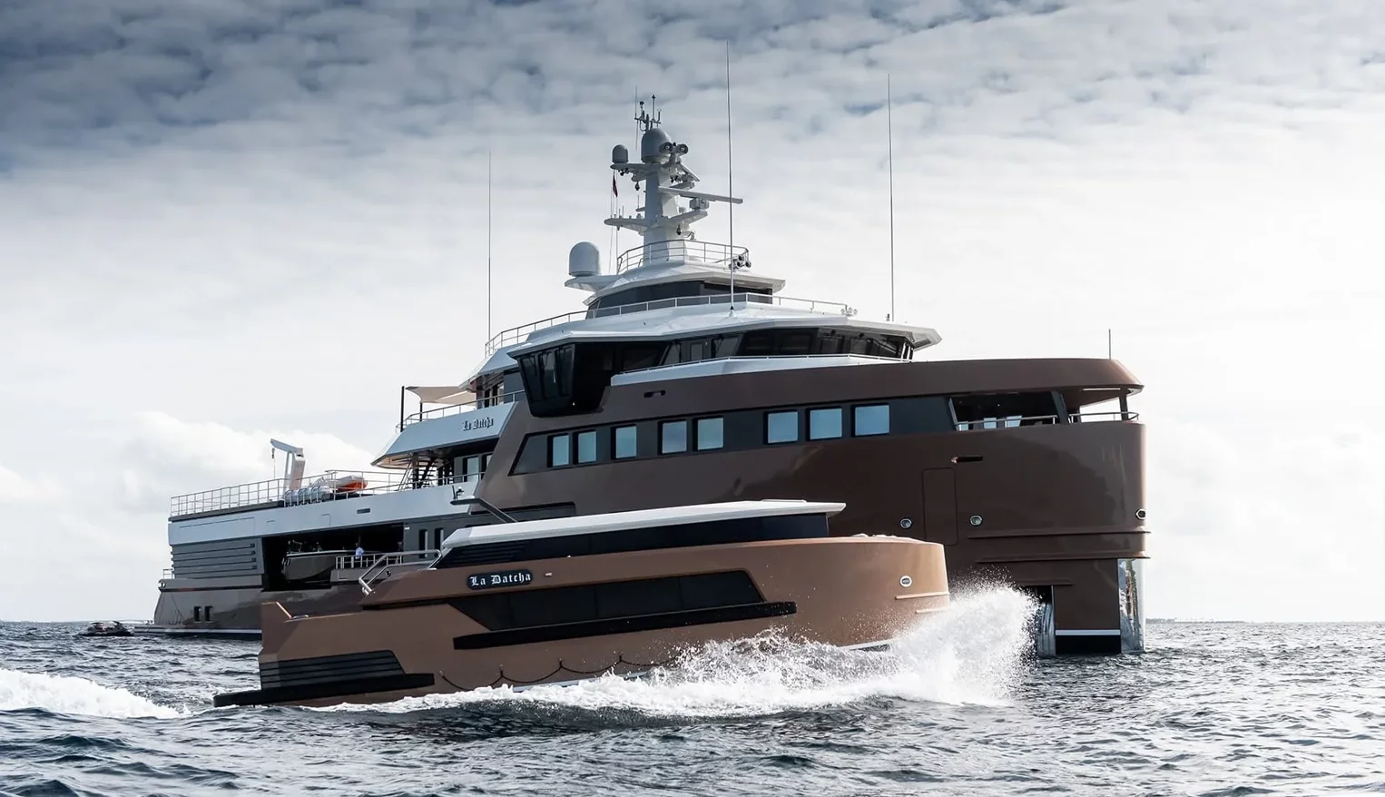la-datcha-super-yacht-da-esplorazione 