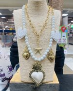 241collana-in-alluminio-e-agata-bianca-con-cuore-sacro-in-acciaio-smaltato-e-cuori-in-zama