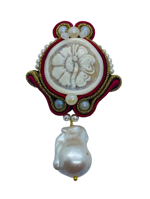 183spilla-lavorata-soutache-con-cammeo-sardonico-inciso-a-mano-di-torre-del-greco-e-perla-scaramazza
