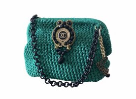 779.borsa artigianale handmade fatta all'uncinetto con spilla staccabile , foderata con catena nera alluminio, ciondolo %22love%22 con su coccu sardo talismano antimalocchio 89.jpeg